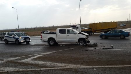 На трассе Актау - Шетпе столкнулись грузовой автомобиль и внедорожник