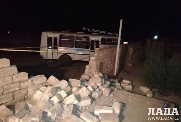 Пассажирский автобус врезался в ограждение в пригороде Актау