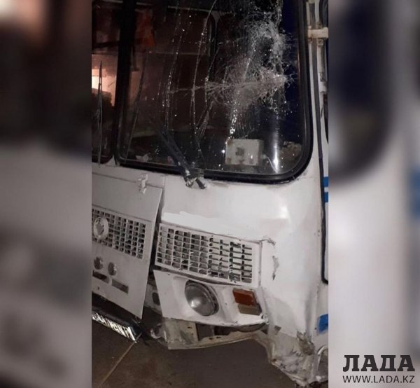 Пассажирский автобус врезался в ограждение в пригороде Актау