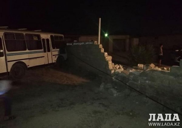 Пассажирский автобус врезался в ограждение в пригороде Актау
