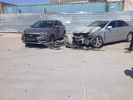 Внедорожник протаранил три автомобиля и школьный забор в Актау