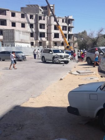 Внедорожник протаранил три автомобиля и школьный забор в Актау