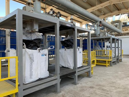 Аскар Мамин посетил битумный завод в Мангистауской области