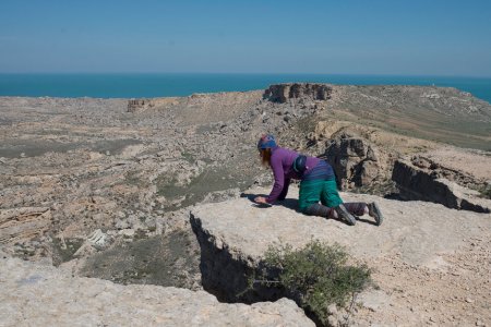 Упавшая земля: Москвичи увидели неожиданную сторону Мангистау Упавшая земля: Москвичи увидели неожиданную сторону Мангистау