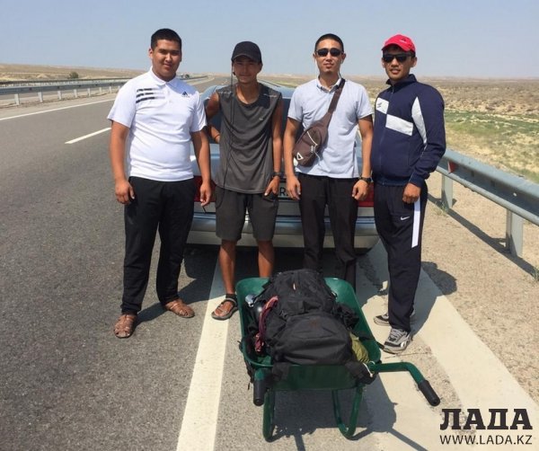 Пешего японца с тележкой сняли на видео в Мангистау