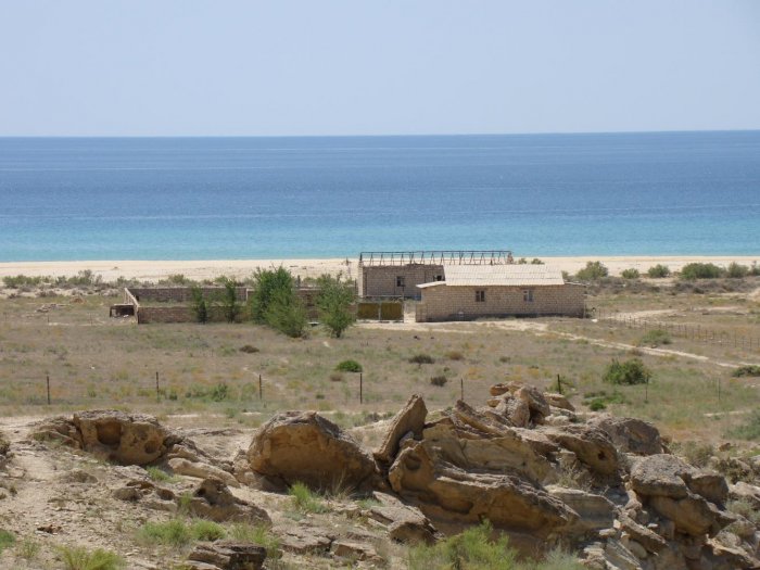 Жители Актау связывают запрет на купание в районе Саура с продажей земельного участка