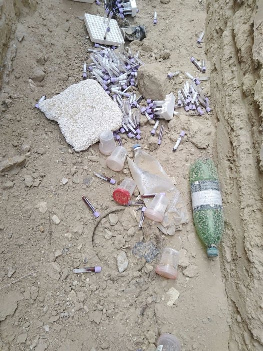 Жители Актау обнаружили свалку лабораторных пробирок с кровью