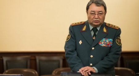 Токаев уволил бывшего министра обороны из Вооруженных сил 
