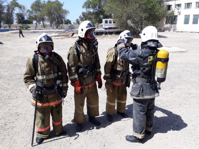Пожарные Мангистау провели занятия в теплодымокамере