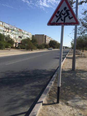 Отмывать свои «художества» на дорожных знаках придётся жителю Актау