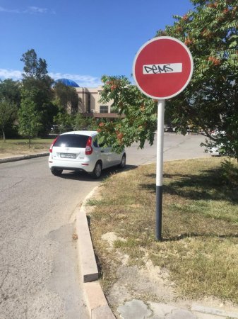 Отмывать свои «художества» на дорожных знаках придётся жителю Актау