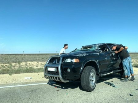 Два человека получили травмы в результате опрокидывания автомашины на трассе Актау-Курык