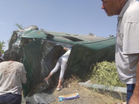 Бензовоз врезался в микроавтобус с 17 пассажирами под Алматы. Есть жертвы