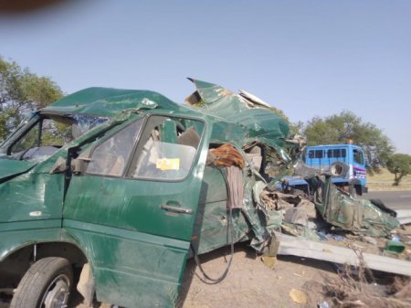 Бензовоз врезался в микроавтобус с 17 пассажирами под Алматы. Есть жертвы