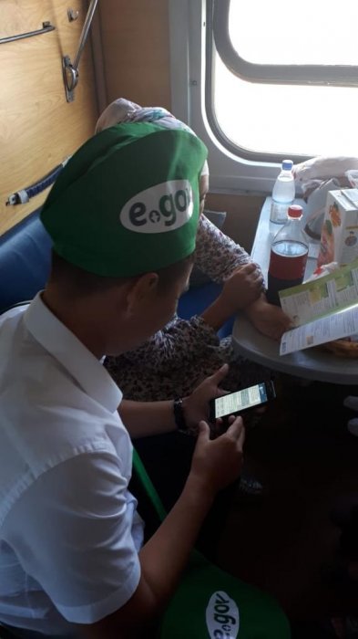 Сотрудники мобильного ЦОНа проконсультировали мангистаусцев в поезде