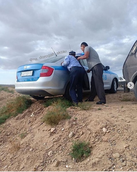 Полицейские спасли жизнь человеку на трассе Актау - Форт-Шевченко
