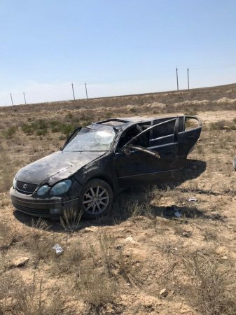 В Мангистау автомобиль вылетел с дороги и перевернулся