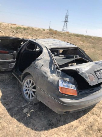 В Мангистау автомобиль вылетел с дороги и перевернулся
