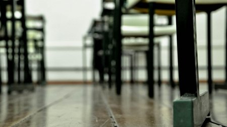 62-летнего учителя подозревают в систематических изнасилованиях школьницы