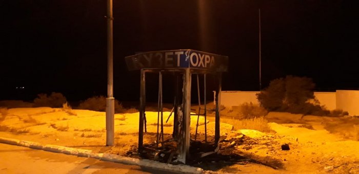 В Актау полностью сгорела охранная будка