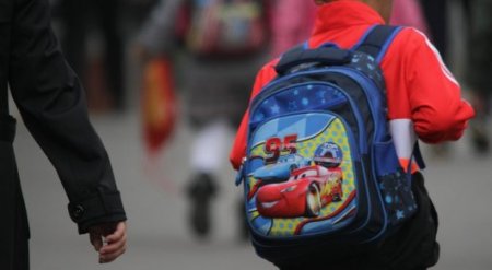 Упал под тяжестью рюкзака: специалисты взвесили портфели школьников Нур-Султана