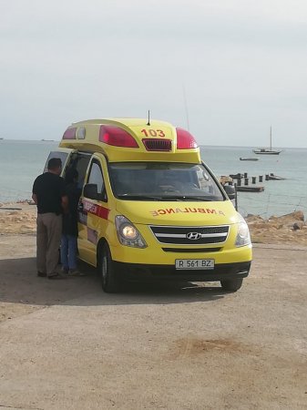 В Актау спасатели вытащили из воды утопающего