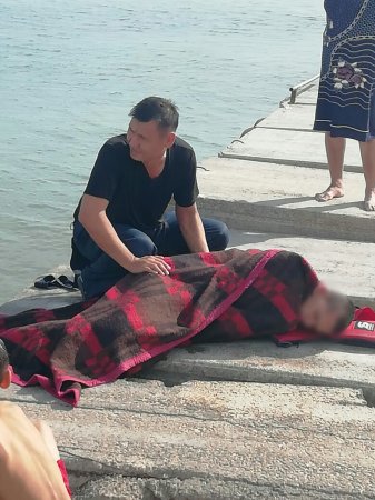 В Актау спасатели вытащили из воды утопающего