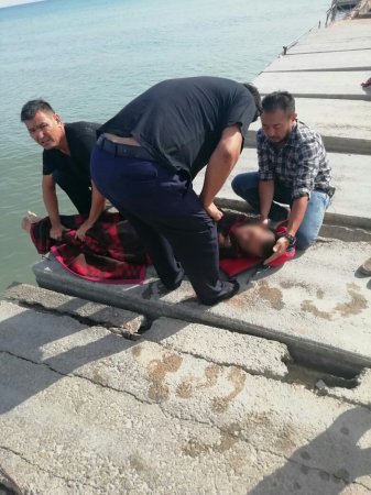В Актау спасатели вытащили из воды утопающего