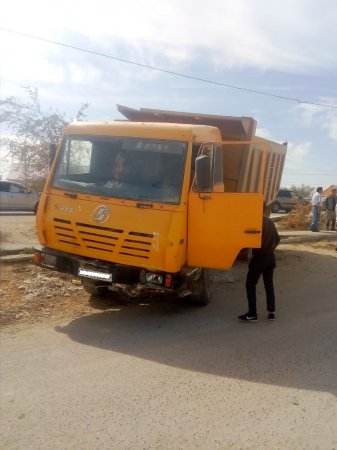В Мангистау самосвал снёс фонарный столб