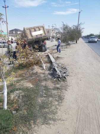 В Мангистау самосвал снёс фонарный столб