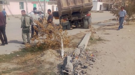 В Мангистау самосвал снёс фонарный столб