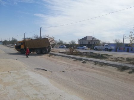 В Мангистау самосвал снёс фонарный столб