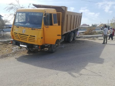 В Мангистау самосвал снёс фонарный столб