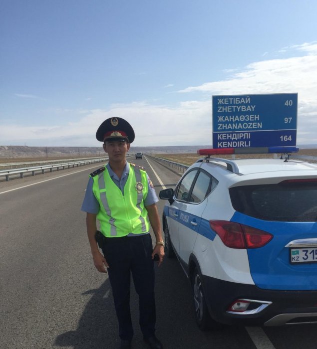 Полицейские спасли жизнь человеку на трассе Актау - Форт-Шевченко