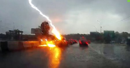 Молния ударила в движущийся автомобиль - видео
