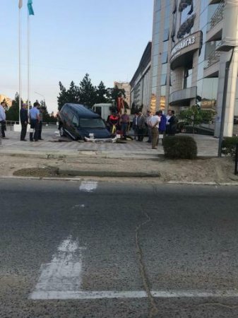 В Актау внедорожник провалился возле здания АО «Мангистаумунайгаз»