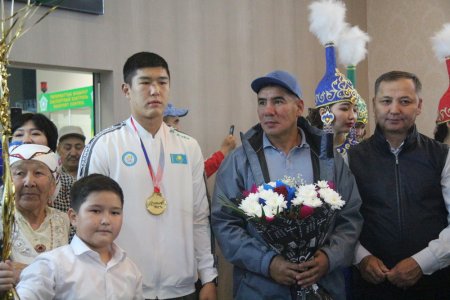В аэропорту Актау встретили чемпиона мира по боксу Бекзада Нурдаулетова и его тренера Марата Джакиева