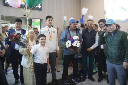 В аэропорту Актау встретили чемпиона мира по боксу Бекзада Нурдаулетова и его тренера Марата Джакиева