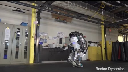 Boston Dynamics показала новое видео с роботом Atlas. Его научили кувыркаться и стоять на руках