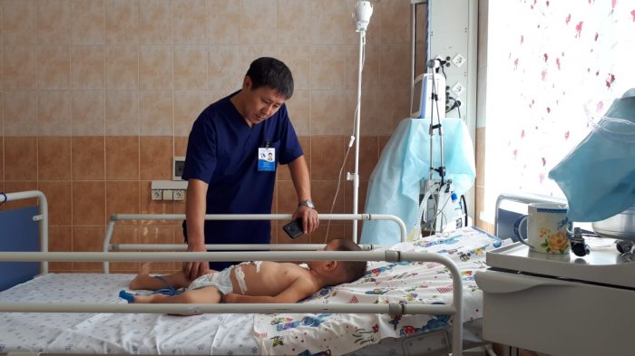 Двухлетний ребенок из Жанаозена проглотил соску