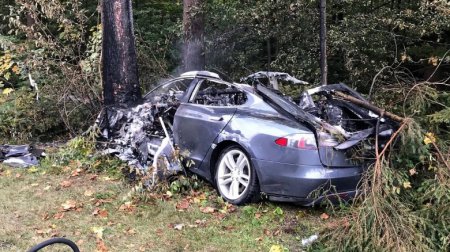 Для охлаждения батареи электромобиля Tesla после ДТП понадобилось 11 тонн воды и специальный контейнер для эвакуации