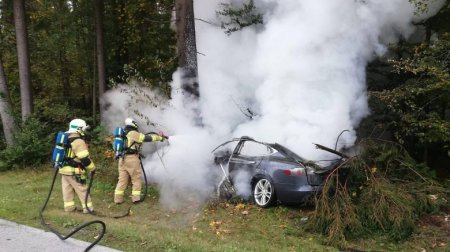 Для охлаждения батареи электромобиля Tesla после ДТП понадобилось 11 тонн воды и специальный контейнер для эвакуации