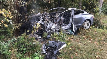 Для охлаждения батареи электромобиля Tesla после ДТП понадобилось 11 тонн воды и специальный контейнер для эвакуации