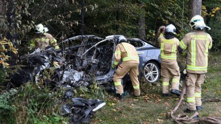 Для охлаждения батареи электромобиля Tesla после ДТП понадобилось 11 тонн воды и специальный контейнер для эвакуации