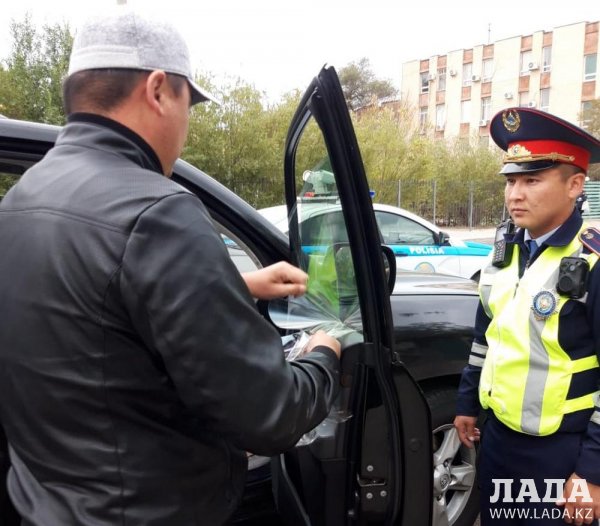 Актауские полицейские взялись за тонировку