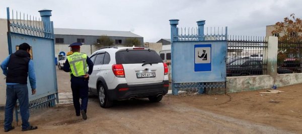 Актауские полицейские взялись за тонировку