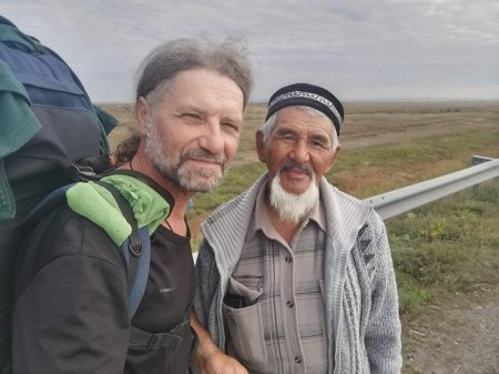 Встреча с хищниками и потеря веса: мужчина дошел до Медео из Москвы пешком