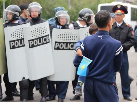 Митингующих с детьми родителей будут наказывать в Казахстане