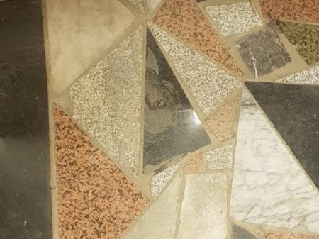 Осколками надгробных плит выложили пол ТД Усть-Каменогорска