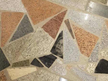 Осколками надгробных плит выложили пол ТД Усть-Каменогорска